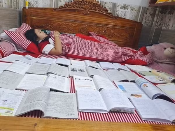 Thực trạng chung của các cô cậu học trò, "ăn chung ngủ chung" với sách vở trong mùa thi