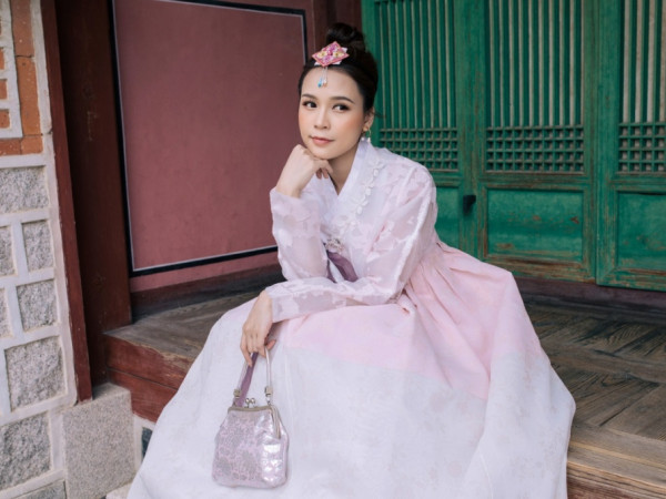 Tung bộ ảnh diện Hanbok đẹp rạng rỡ, Sam khiến fan đồn đoán sắp trở lại với dự án mới
