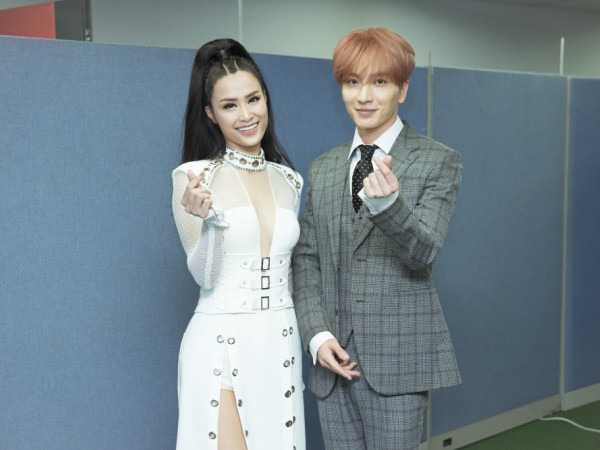 Đông Nhi cực thân thiện khi trò chuyện với Lee Teuk, bắt tay chào nhau với Taeyeon 