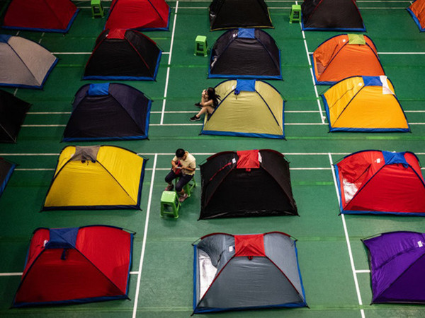 Cha mẹ Trung Quốc dựng “lều tình yêu” trong trường Đại học của con