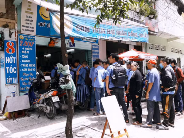 Tranh cãi chuyện sinh viên xếp hàng mua cơm 2.000 đồng của người nghèo