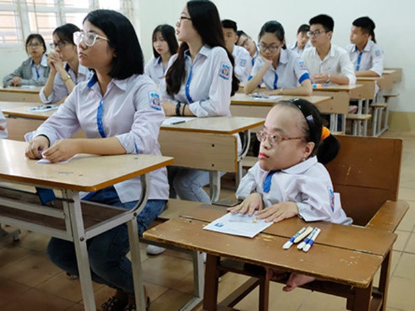 Nữ sinh nhiễm chất độc da cam được mẹ bế đến phòng thi THPT Quốc gia