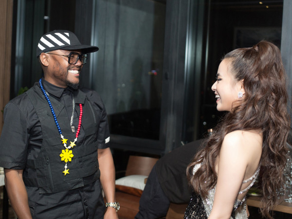 Hoàng Thùy Linh tự tin giao tiếp tiếng Anh cùng rapper của nhóm nhạc Black Eyes Peas