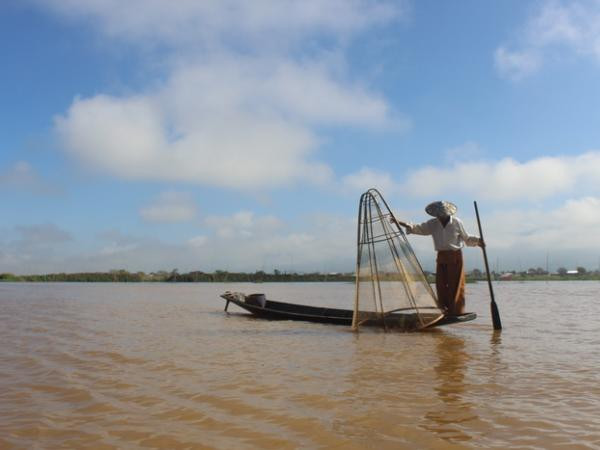 Vẻ đẹp ám ảnh của ngôi làng nổi nằm giữa hồ Inle 