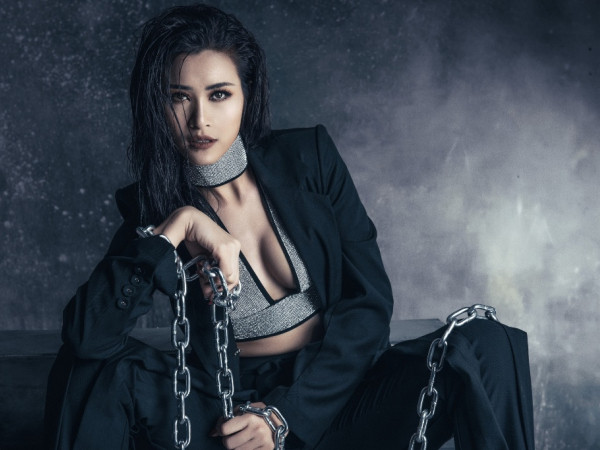 Đông Nhi gây "choáng" khi hóa sinh vật biển đột biến trong chuỗi dự án kỉ niệm 10 năm ca hát