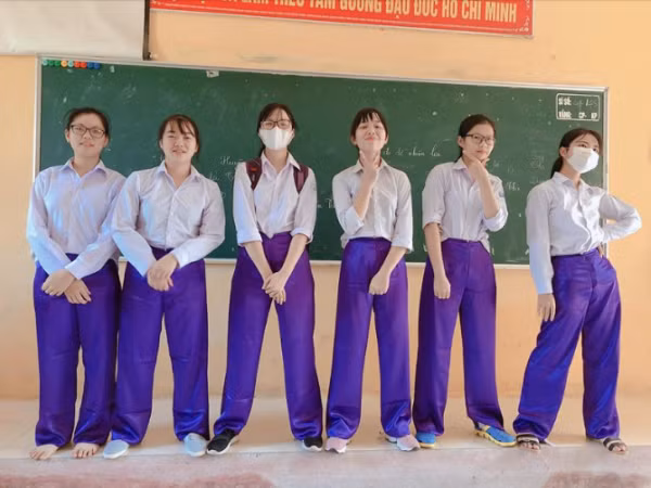Đồng phục áo sơ mi trắng, quần bà ba tím cực chất của nữ sinh "trường người ta"