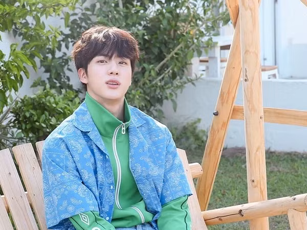 Té ngửa khi biết SM Ent đã gửi hoa chúc Jin (BTS) khởi nghiệp thành công