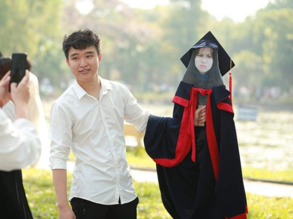 Người yêu không đến chụp ảnh kỷ yếu, nam sinh nghĩ ra ý tưởng "bá đạo" khiến dân mạng cười ngất