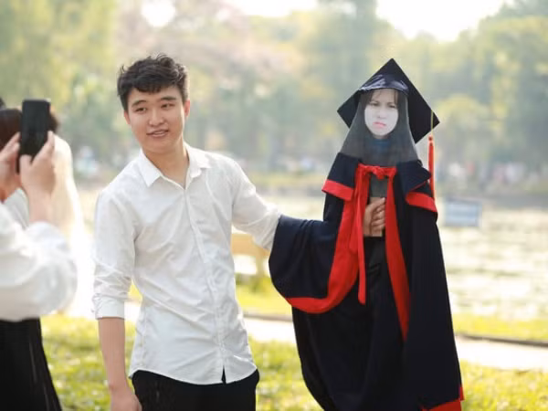 Người yêu không đến chụp ảnh kỷ yếu, nam sinh nghĩ ra ý tưởng "bá đạo" khiến dân mạng cười ngất