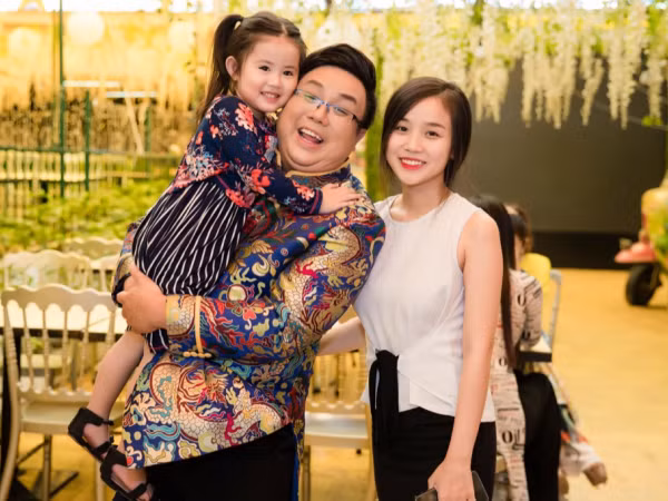 Nghệ sĩ Gia Bảo hạnh phúc bên con gái và em gái Bảo Ngọc tại sự kiện 