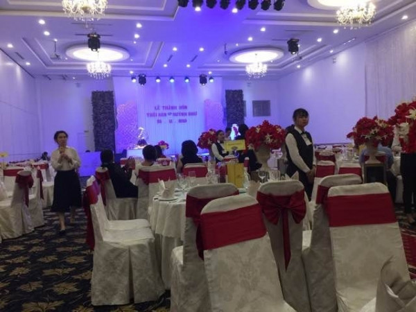 Bức ảnh đám cưới ngày bão lác đác vài khách dự khiến dân mạng chạnh lòng thay cô dâu chú rể