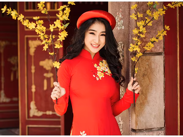 Không còn nhận ra DJ Oxy cá tính ngày nào trong bộ ảnh áo dài truyền thống 