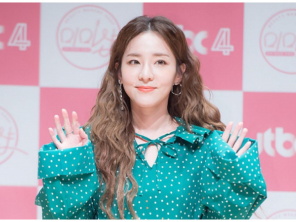 Dara sững người khi bị hỏi về scandal của Park Bom ngay giữa họp báo