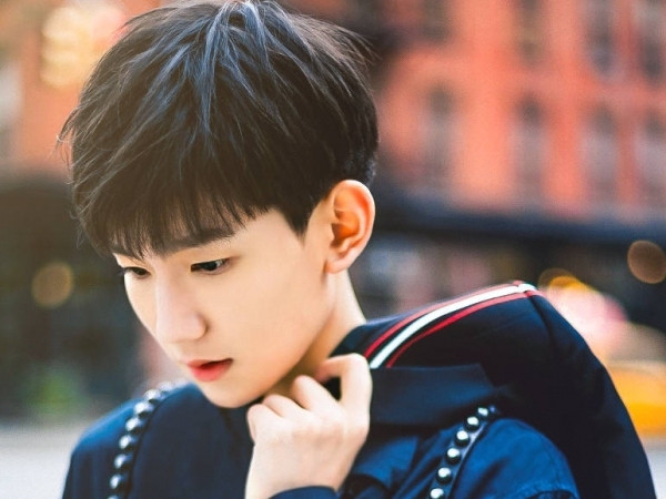 Vương Nguyên (TFBOYS) "mất điểm" khi lộ ảnh hút thuốc trong nhà hàng