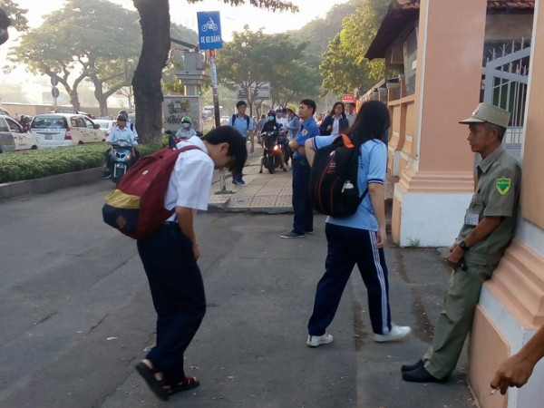 "Học sinh THPT chuyên Lê Hồng Phong chào bác bảo vệ" vào đề Ngữ văn lớp 12