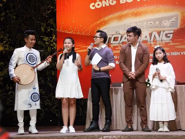 MC Nguyên Khang lần đầu làm... "học trò" của Huấn luyện viên 13 tuổi