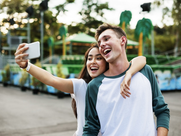 Những điều cần biết khi hẹn hò một cô nàng có chị em gái