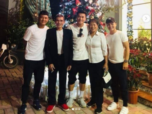 Thủ môn Bùi Tiến Dũng dẫn bố mẹ đi chơi vẫn không quên rủ Đức Chinh và Quang Hải đi cùng