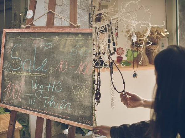 Retro Garage Sale 2018: Nơi những bạn trẻ Hà Nội góp bữa cơm miễn phí cho bệnh nhân nghèo