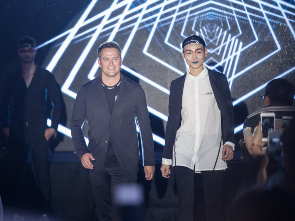 Ngôi sao bóng đá Michael Owen trổ tài trình diễn thời trang, làm vơ-đét cùng dàn mẫu Việt