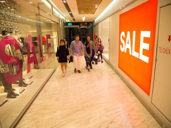 "Hai ông lớn" Zara và H&M cùng sale "sập sàn" dịp cuối năm, ai hút khách hơn?