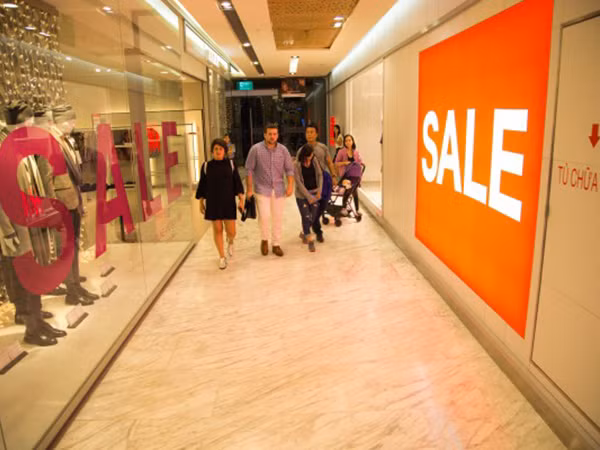 "Hai ông lớn" Zara và H&M cùng sale "sập sàn" dịp cuối năm, ai hút khách hơn?