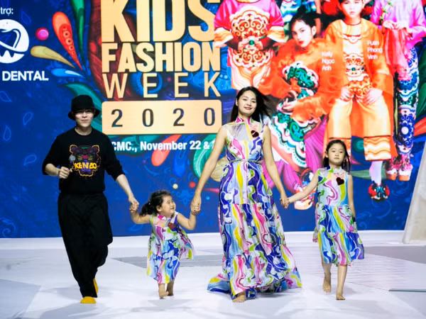 Hoa hậu Hương Giang và hai con gái đùa giỡn trên sân khấu "Asian Kids Fashion Week 2020"