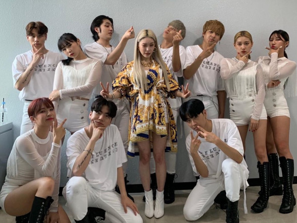 Chungha chơi lớn khi tặng quà cho vũ công phụ họa là túi hàng hiệu đắt tiền