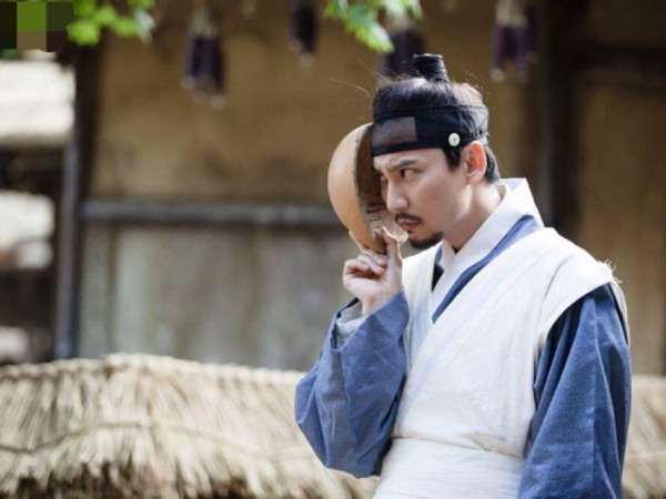 Bất ngờ với tạo hình ngộ nghĩnh của nam diễn viên Kim Nam Gil trong "Danh Y Heo Im"