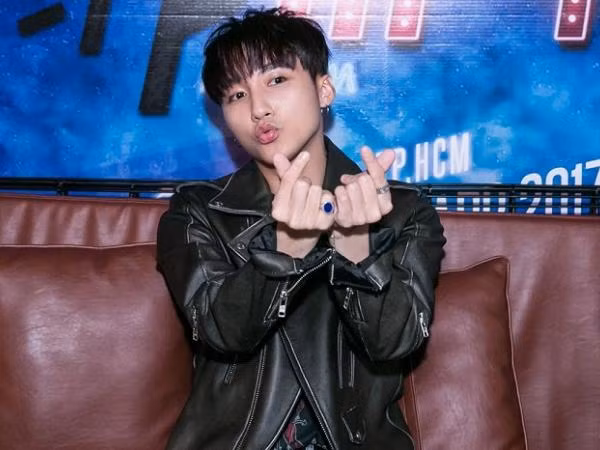 Loạt biểu cảm đáng yêu nhưng vẫn đầy khí chất của Sơn Tùng M-TP trong ngày fansign