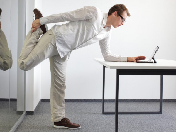 Không có thời gian dậy sớm tập thể dục? Đừng lo, có 3 bài tập rất nhanh dễ lắm đây!