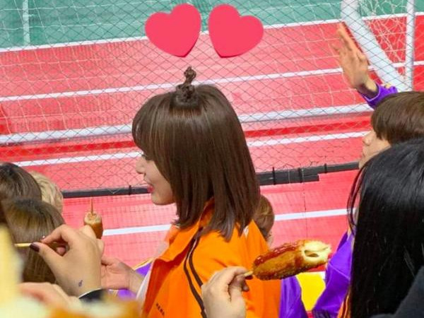 Tin được không: Fan IZ*ONE rủ nhau đi stream ca khúc mới của SEVENTEEN để trả ơn vì... chiếc hotdog!