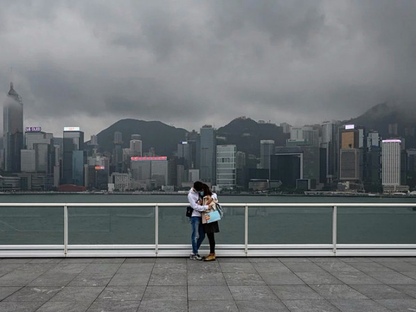 Dịch bệnh nCoV có thể sẽ làm thay đổi thói quen ôm hôn chào hỏi