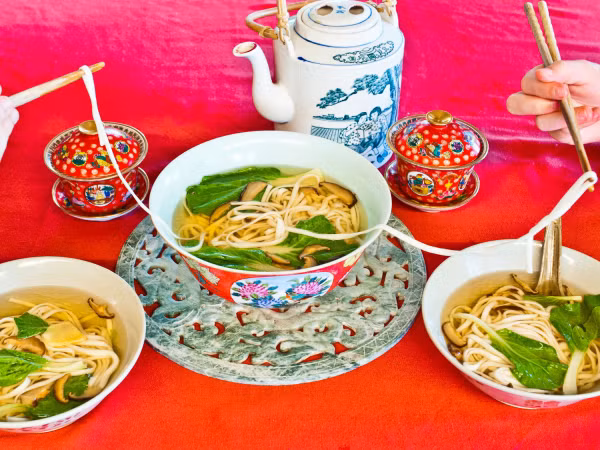 Việt Nam có bánh chưng bánh tét, vậy các nước hàng xóm ngày Tết ăn món gì?