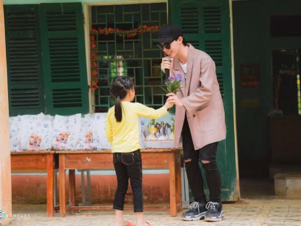 Nhân dịp sinh nhật tuổi 21, Erik cùng FC đi từ thiện khắp 3 miền Bắc - Trung - Nam