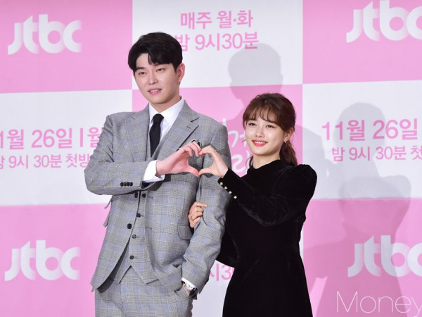 Vì chênh lệch chiều cao, Yoon Kyun Sang tiết lộ cảnh ôm với Kim Yoo Jung “hết sức vất vả”