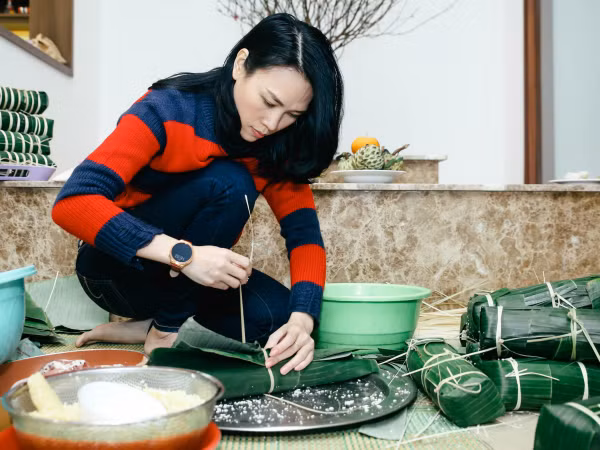  Mỹ Tâm quây quần bên ba mẹ nấu bánh tét, làm mứt dịp cuối năm