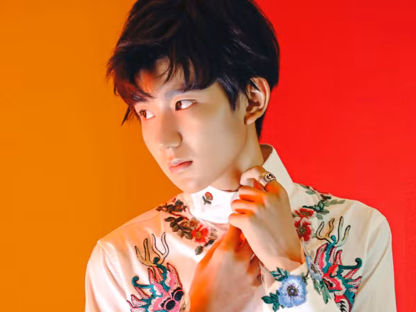Vương Nguyên (TFBOYS) đăng tâm thư xin lỗi vì hút thuốc trong nhà hàng