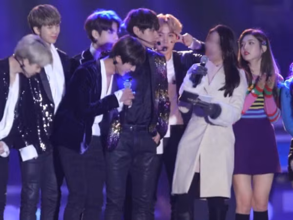 Chỉ qua ánh mắt, netizen đã đồn V (BTS) hẹn hò với Joy (Red Velvet)?