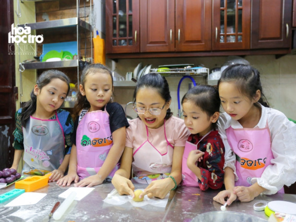 Cùng dàn mẫu nhí cực dễ thương học làm bánh Trung Thu tại gia