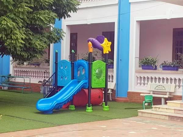 Hà Nội: Bé trai 3 tuổi tử vong vì kẹt đầu vào cầu trượt tại trường