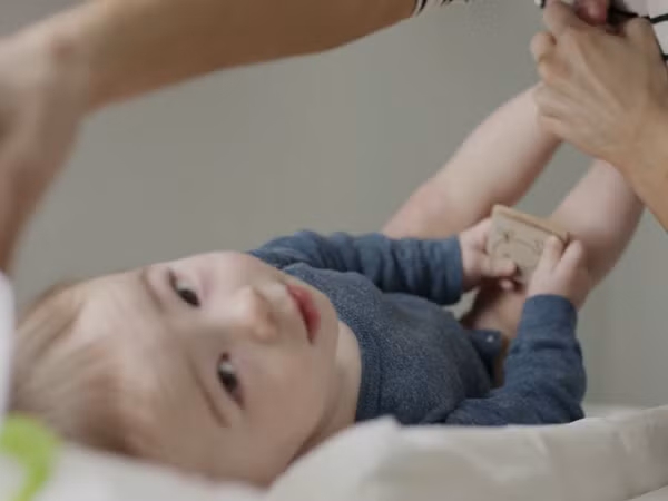 Bức ảnh bố ngồi xổm thay tã cho con và bài học về việc theo đuổi ước mơ!