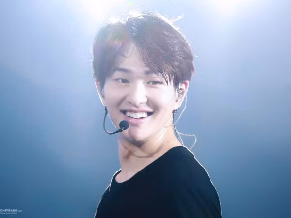 Onew (SHINee) bị tố cáo quấy rối tại hộp đêm, SM nhanh chóng phản hồi