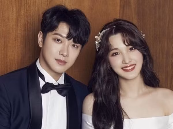 Nụ cười rạng rỡ của Min Hwan (F.T. Island) và Yoolhee (Laboum) trong ngày đám cưới "chạy bầu"