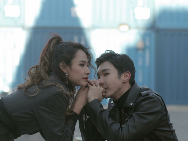 50 sắc thái của Cara trong MV “Làm Sao Em Biết Em Buồn” 