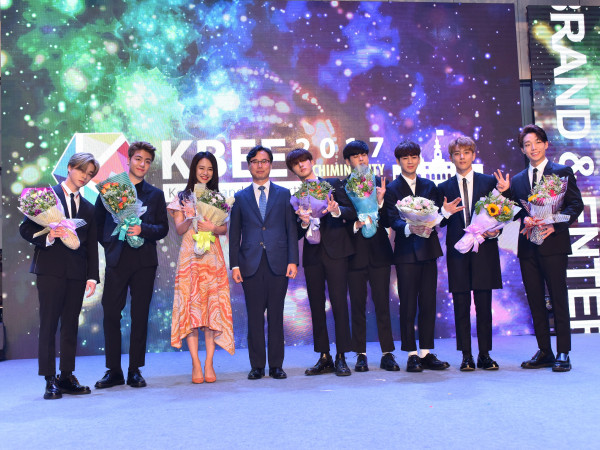 Cộng đồng fan Việt Nam và iKON, Gấu KRUNK,... vui mừng gặp nhau tại "KBEE 2017" 