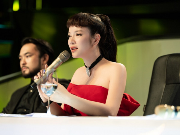 Lý Nhã Kỳ duyên dáng trong lần đầu ngồi ghế giám khảo gameshow về ảo thuật