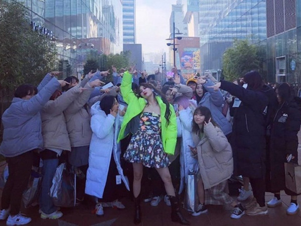 Tặng quà siêu xịn siêu đắt đỏ cho fan thế này chỉ có thể là idol K-Pop