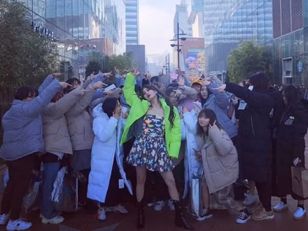 Tặng quà siêu xịn siêu đắt đỏ cho fan thế này chỉ có thể là idol K-Pop