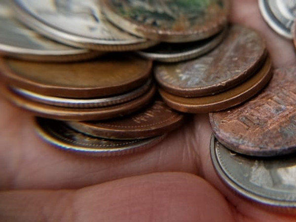 Ông cụ ngày nào cũng nhặt được tiền, và rồi ông tặng hết cho người vô gia cư!